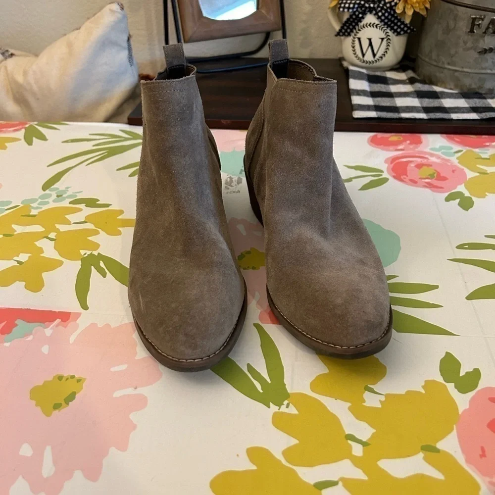 Me Too woman's Taupe SuedeZarits size 8.5 leather upper ankle heeled boots
